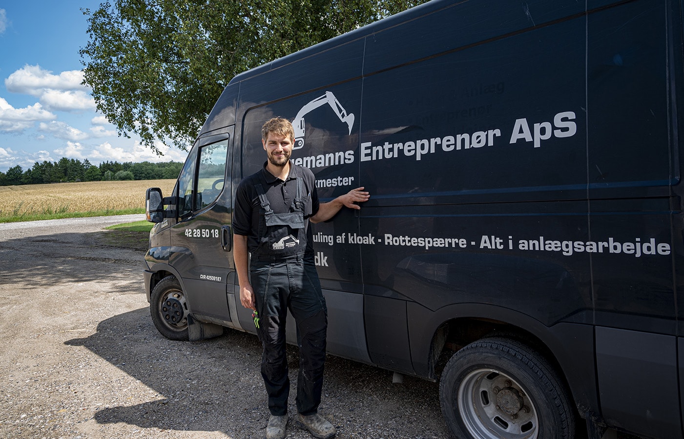 Anders ved hans bil