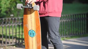 Ungt menneske med skatebord - måske et munddyr